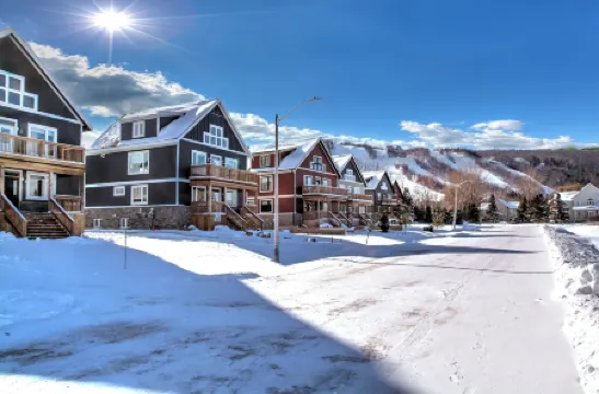 Brand New 7 Bdrm Luxury Cottage with Private Beach Access, BBQ,7.5 Baths, Hot Tub, Ping Pong Table