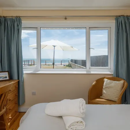 Sunny Seafront Chalet - Sleeps 6