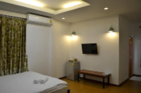 Toffee House Resort Hotels near Wat Tham Sarika