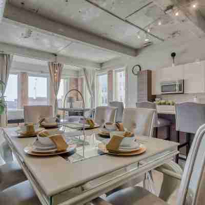 Luxury Downtown Dallas Stay by Amyfinehouse Dining/Meeting Rooms