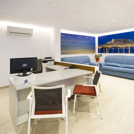 Hostal Costa Blanca Отели рядом с достопримечательностью «Casino Ibiza»