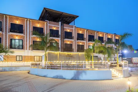 Chitwan Midtown Hotel Отели рядом с достопримечательностью «Chitwan Jungle Safari»