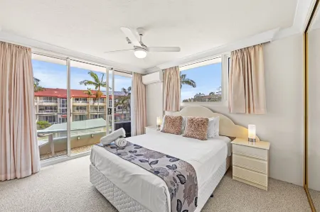 Southern Cross Beachfront Holiday Apartments Отели рядом с достопримечательностью «Парк Джон Лос»