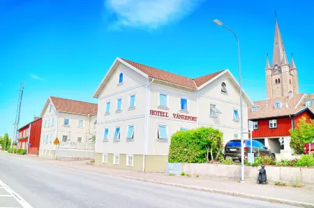 Vänerport Lakefront Hotell Отели в г. Мариестад