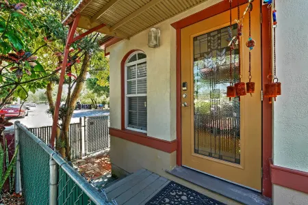 Harmonious Suites Отели рядом с достопримечательностью «Ancient Spanish Monastery»