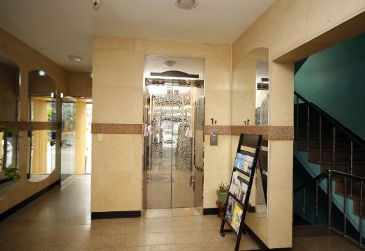 이코노미 호텔 로비와 편의 공간 이미지