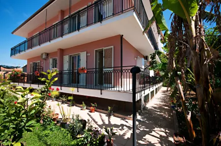 Kosmos Отели рядом с достопримечательностью «Latomia del Paradiso»