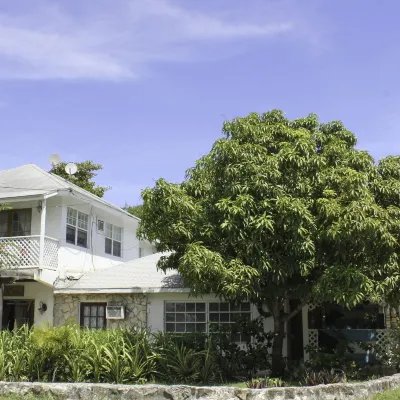 Tingum Village Hotel Hotels near Harbour Island