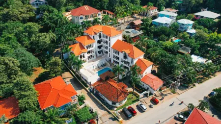 Hotel West Bay Colonial