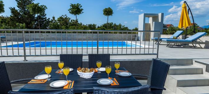 Apartments & Rooms Villa Casia Hotele w: Novalja