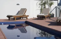 Arc Arenales Studios & Suites - مسبح على السطح