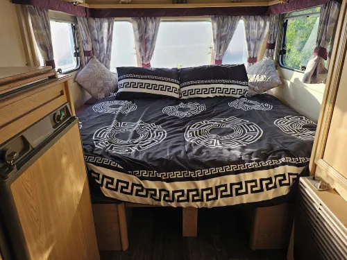 Unplugged Caravan Retreat Near the Sea