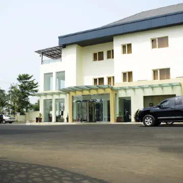 Monty Suites & Golf
