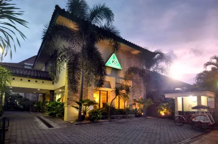 Griya Sentana Hotel Отели рядом с достопримечательностью «Tugu Yogyakarta Monument»