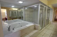 Econo Lodge at Military Circle - 2-نجوم