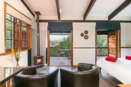 Moon Shine on Whiskey Creek Отели в г. Битоу