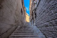 Number 1 Deluxe Apartments