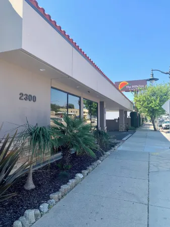 The Hills Inn Eagle Rock - Near Old Town Pasadena Отели рядом с достопримечательностью «Boyer Cleaners»