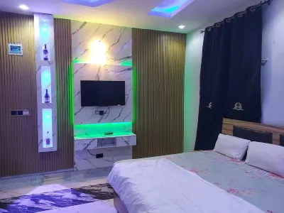 B Garden Palisades Hotels near Oluwaga Shopping Complex
