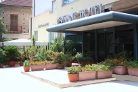 Savant Hotel Hotels near Blukids