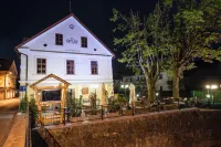 Hotel Pri Mostu Hotels near Jakčev dom