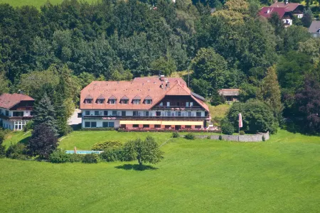 Hotel Schöne Aussicht Отели в г. Гемайнде Эликсхаузен