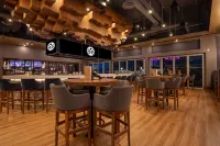 Sandman Signature Ottawa Airport Hotel - ที่มีบาร์