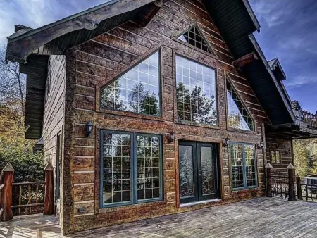 Beautiful Northwoods Getaway Отели в г. Кловерленд