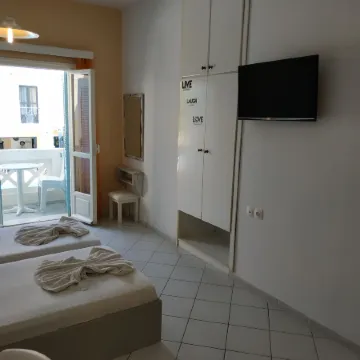 Renia Studios Standard Studio Overlooking the Swimming Pool
