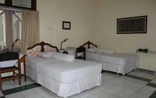 Guest House Eboni Madiun - 2 ดาว