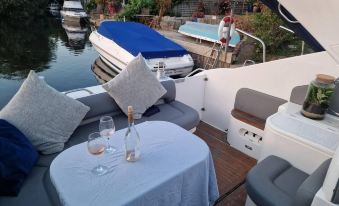 Romantic 3Beds Yacht Escape on Thames