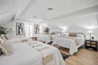 Newly Renovated! 2-min Walk to the Beach The Coastal Cottage by Avantstay