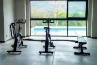 BEE Suites San José - Santa Ana - Gym