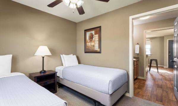Eagle's Den Suites Kenedy a Travelodge by Wyndham