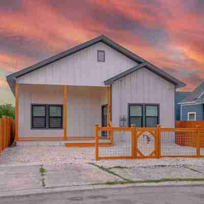 Skyline Retreat 3BR-3BA w Stunning Views Near DT Hotel Exterior
