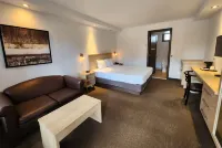 Ramada by Wyndham Laval Hotels near Le Salon Sugar et Spa Spice Laval
