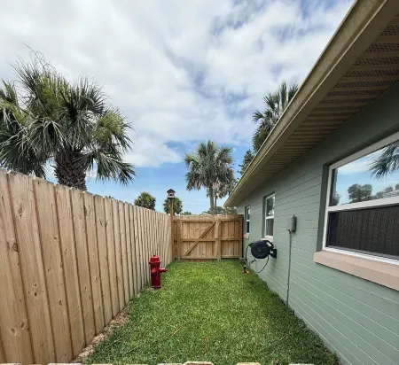 Steps to the beach & close to International speedway, Daytona & Flagler beach, Отели в г. Ормонд-Бай-Те-Си