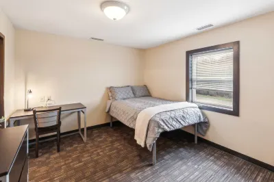 Recharge Right Bright Space with Modern Touches Hoteles en Ontario