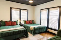 Waco family stay w/ pickle ball court