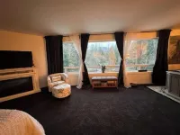 T, s Creekside cabin. King Bed/ Hot tub/ treehouse