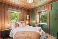 Large Waterfront Cabin W/ Browns Lake Access- EV Charger + Peloton + Prvt Pier