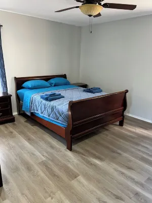 Charming 4-bedroom house in Gaithersburg with WiFi and AC and fenced in yard! Hotels near Waters House Special Park, MNCPPC