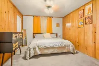 Historic Bungalow: For Groups & Families Sleeps 11 야드 쇼핑센터 주변 호텔