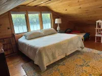 Charming 2-bedroom waterfront cottage in welcoming Barrington with deck and WiFi