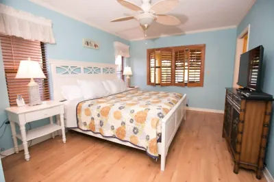 Fun Magical Home on Canal-Relaxing Pool -Spa-Enjoy Fishing-Kayaks-WiFi-Near All Hotels near Delray Place