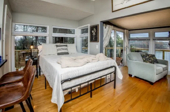 Charming Cottage-Romantic-Table Rock Lake Views-Silver Dollar City-Hot Tub-WiFi Hotels in Shell Knob