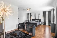 Luxurious, Sleeps 13, Pool Table & Game Room, Spacious, 5 mins to Uptown