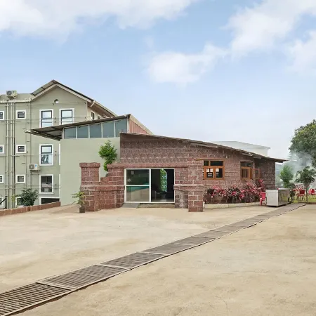 Treebo Vhyomaan Resort Отели в г. Авакали