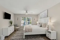 Pool/Heated Spa, Pool Bar, Bikes, 3 min to Beach and 10 min to Town, Golf Cart!