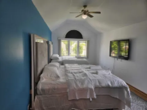 Big Family Home with 4 King Beds Hotels in Elmhurst